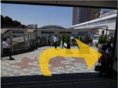 日暮里駅南口改札出たら右に向かいます。