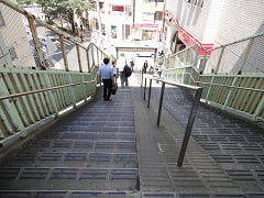 右に歩くと、その先階段になってます。 気をつけて降りて下さい。