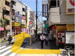 降りた所の交差点を右に進みましょう。